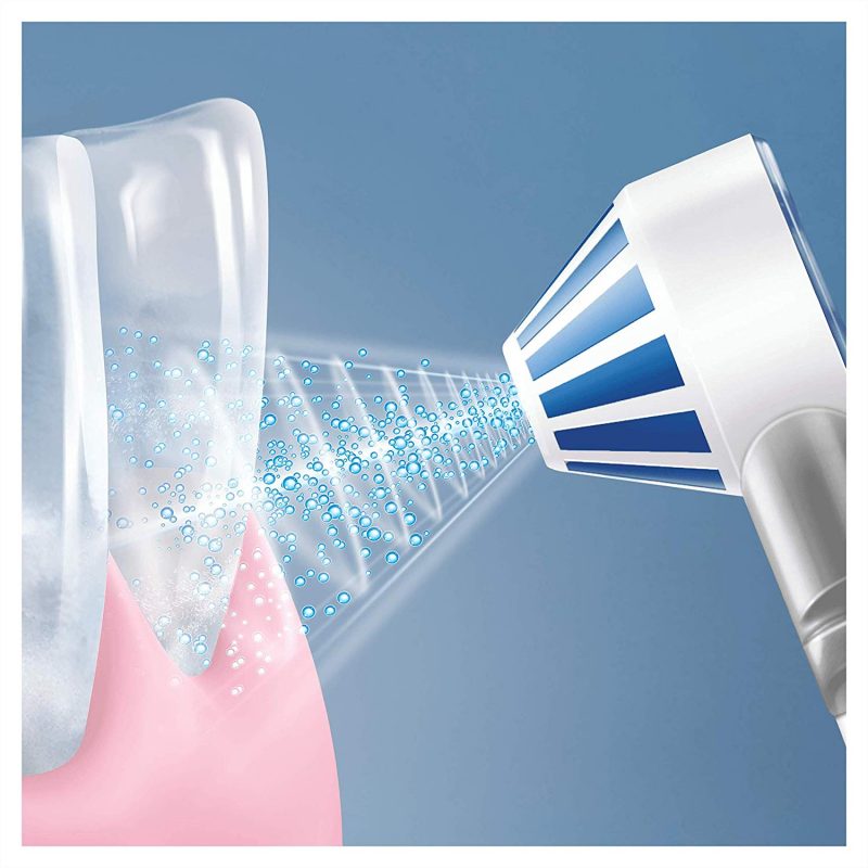 Tăm nước Oral-B nhẹ nhàng làm sạch tại những kẽ răng khó, giúp loại bỏ tốt nhất thức ăn còn mắc trong kẽ răng.