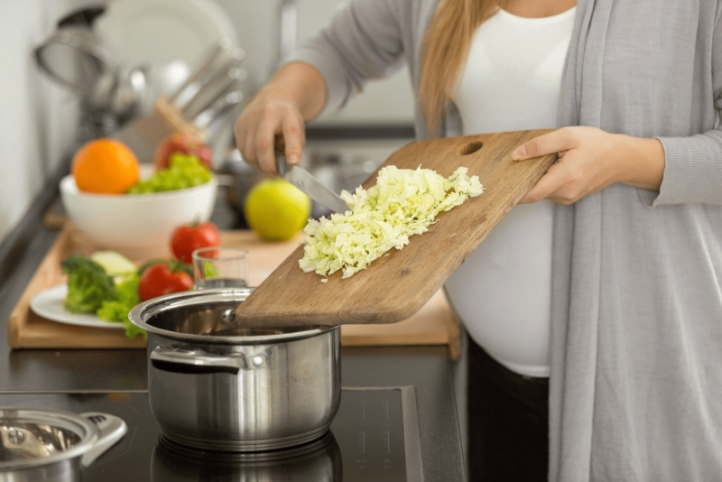 Phụ nữ mang thai nên hạn chế dùng bếp từ.